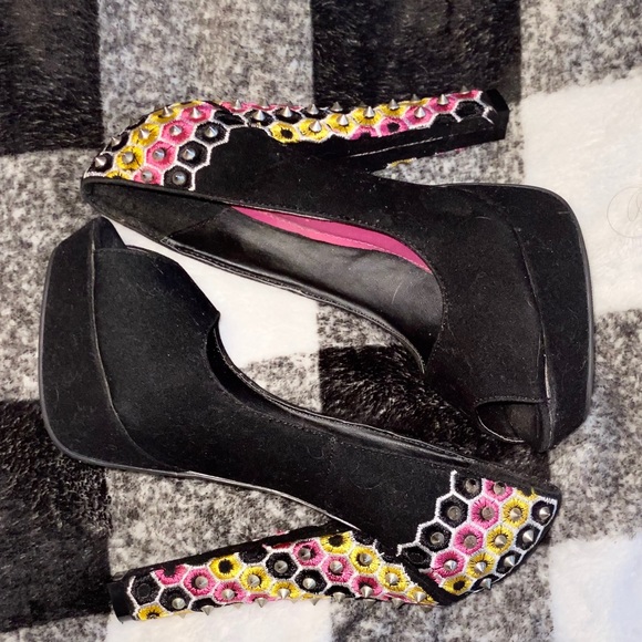 Lilliana Black & Multi Color Chunky Heel - Size 7 - Picture 1 of 3